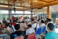 Suasana audensi Mantri Pasar Desa dan Jajaran Pemdes Trewung, Grati, berakhir Damai (Dok. Harianjatim.id)