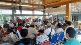 Suasana audensi Mantri Pasar Desa dan Jajaran Pemdes Trewung, Grati, berakhir Damai (Dok. Harianjatim.id)