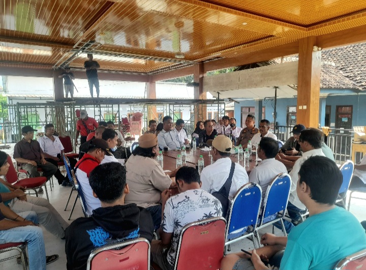Suasana audensi Mantri Pasar Desa dan Jajaran Pemdes Trewung, Grati, berakhir Damai (Dok. Harianjatim.id)