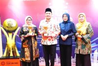 Bupati Pasuruan, Mas Rusdi dan Direktur RSUD Bangil, Dr. Arma Roosalina saat terima piala dalam ajang Top BUMD Awards 2025