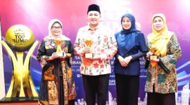 Bupati Pasuruan, Mas Rusdi  dan Direktur RSUD Bangil, Dr. Arma Roosalina saat terima piala dalam ajang Top BUMD Awards 2025