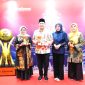 Bupati Pasuruan, Mas Rusdi  dan Direktur RSUD Bangil, Dr. Arma Roosalina saat terima piala dalam ajang Top BUMD Awards 2025