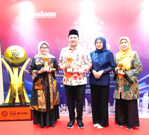 Bupati Pasuruan, Mas Rusdi  dan Direktur RSUD Bangil, Dr. Arma Roosalina saat terima piala dalam ajang Top BUMD Awards 2025