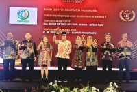 Bupati Pasuruan, Mas Rusdi bersama Direktur Direktur RSUD Grati Drg. Dyah Retno Lestari saat terima penghargaan TOP BUMD Awards 2025, di Dian Ballroom Hotel Raffles Jakarta  (foto: ist))
