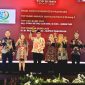 Bupati Pasuruan, Mas Rusdi bersama Direktur Direktur RSUD Grati Drg. Dyah Retno Lestari saat terima penghargaan TOP BUMD Awards 2025, di Dian Ballroom Hotel Raffles Jakarta  (foto: ist))