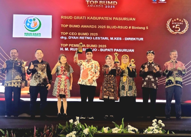 Bupati Pasuruan, Mas Rusdi bersama Direktur Direktur RSUD Grati Drg. Dyah Retno Lestari saat terima penghargaan TOP BUMD Awards 2025, di Dian Ballroom Hotel Raffles Jakarta  (foto: ist))