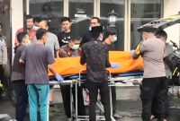 Jenazah korban Yulina Kuslidiawati (25), warga Desa Lumbangrejo, Kecamatan Prigen,  saat dievakuasi Polisi (Dok.Harianjatim.id)