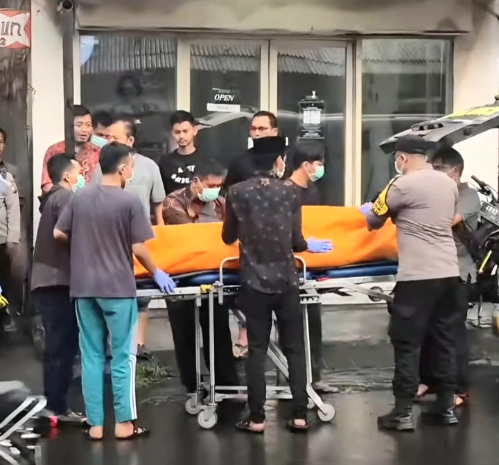 Jenazah korban Yulina Kuslidiawati (25), warga Desa Lumbangrejo, Kecamatan Prigen,  saat dievakuasi Polisi (Dok.Harianjatim.id)