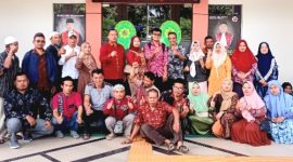 Foto bareng para tergugat bersama Kuasa hukum dan partisipanya saat selesai sidang di Pengadilan Negeri Bangil  (Dok. Harianjatim.id)