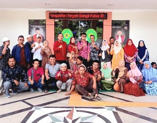 Foto bareng para tergugat bersama Kuasa hukum dan partisipanya saat selesai sidang di Pengadilan Negeri Bangil  (Dok. Harianjatim.id)