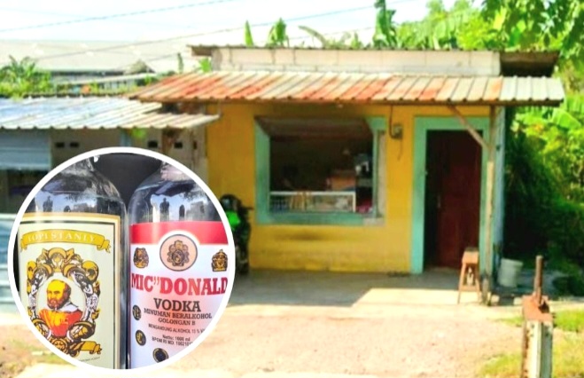 Salah satu kios yang diduga menjual miras ilegal beserta bb yang sudah dibeli, terletak di Desa Karangrejo, Kecamatan Gempol, Kabupaten Pasuruan  (Dok. Harianjatim.id)
