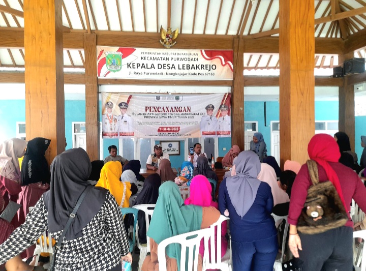 Warga Dusun Banjiran, Lebakrejo saat datangi Kantor Balai Desa dalam rangka pendataan bagi warga yang terjerat Pinjaman Bank ataupun Bank titil (plecit)  (Dok. Harianjatim.id)