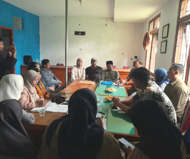 Mediasi yang digelar Pemdes Lebakrejo dengan Bank Mekar, MBK, dan Amarta di ruang rapat Kantor Desa Lebakrejo, Kecamatan Purwodadi (Dok. Harianjatim.id)
