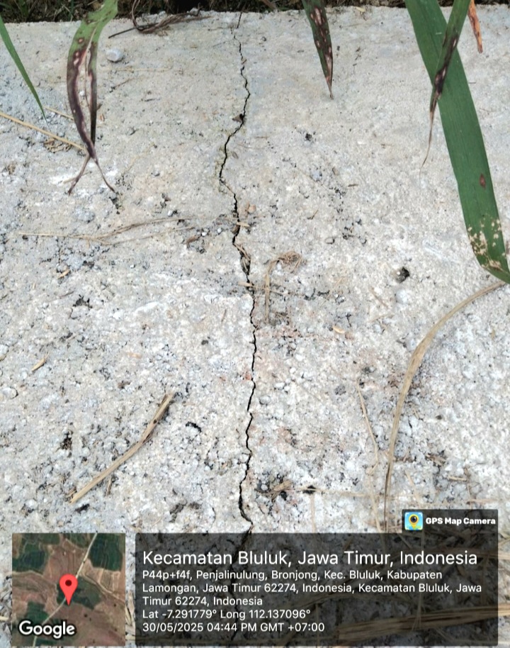 Nampak bangunan rabat beton belum genap 1 bulan sudah pecah-pecah (Dok. Harianjatim.id)