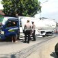 Aipda. Uzank bersama anggota Pos Lantas Beji, saat datang ke TKP di Jl. Cumi-cumi gang Masjid ,Kelurahan Glanggang, Kecamatan Beji Kabupaten Pasuruan (Dok. Harianjatim.id)