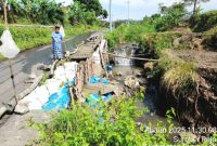 Salah satu titik di sepanjang jalan tersebut, yang rawan longsor bila tak kunjung ada perbaikan dari Pemerintah (Dok. Harianjatim.id)