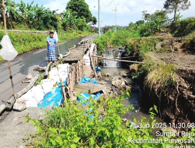 Salah satu titik di sepanjang jalan tersebut, yang rawan longsor bila tak kunjung ada perbaikan dari Pemerintah  (Dok. Harianjatim.id)