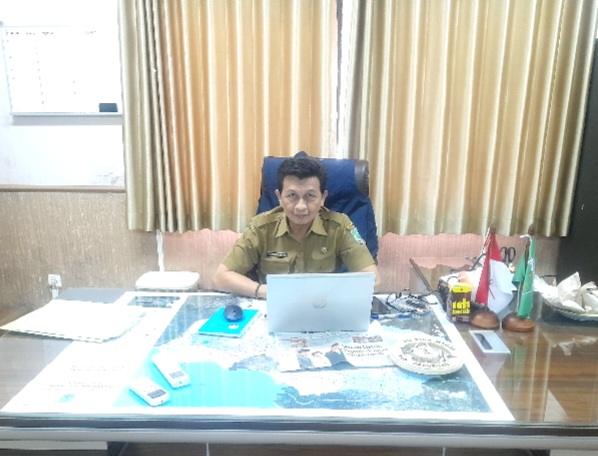 Plt. Dinas Bina Marga dan Bina Konstruksi Kabupaten Pasuruan, Eko B.W, saat dikonfirmasi di ruang kerjanya (Dok. Harianjatim.id)
