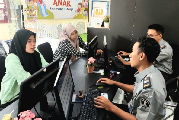 Suasana saat Cuti Bersama  Rutan Kelas II B Bangil, tetap antusias berikan Pelayanan Kunjungan  (foto :ist)