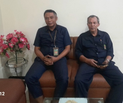 Panitera Muda Hukum, Dedi Kurniawan didampingi Panitera Muda Gugatan Pengadilan Agama Bangil, saat di konfirmasi awak media ( Dok. Harianjatim.id)