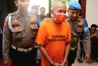 Tersangka Tindak Pidana Korupsi Anggaran Dana Desa Ambal-Ambil, Kecamatan Kejayan, SA (58 tahun) didampingi petugas saat gelar press release (Dok. Harianjatim.id)