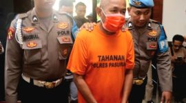 Tersangka Tindak Pidana Korupsi Anggaran Dana Desa Ambal-Ambil, Kecamatan Kejayan, SA (58 tahun) didampingi petugas saat gelar press release  (Dok. Harianjatim.id)