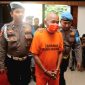 Tersangka Tindak Pidana Korupsi Anggaran Dana Desa Ambal-Ambil, Kecamatan Kejayan, SA (58 tahun) didampingi petugas saat gelar press release  (Dok. Harianjatim.id)
