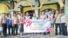 Jajaran Polsek Purwosari, saat gelar Bhakti Sosial di Lingkungan Masjid Sabilillah Kemantren, Purwosari (Dok. Harianjatim.id)