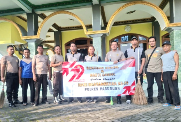 Jajaran Polsek Purwosari, saat gelar Bhakti Sosial di Lingkungan Masjid Sabilillah Kemantren, Purwosari (Dok. Harianjatim.id)