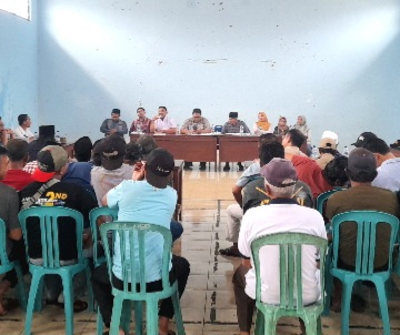 Audensi dengar jawaban Kepela Desa Puspo yang dilaksanakan di di Aula Kantor Desa, berakhir dengan tuntutan agar Kepela Desa Puspo Mundur dari jabatannya (Dok. Harianjatim.id)