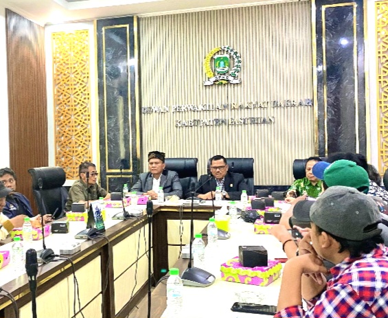 Suasana Press release, Ketua DPRD Kabupaten Pasuruan, menanggapi pemberitaan sepihak oleh beberapa media online, terkait pemanggilan anggotanya oleh KPK (Dok Harianjatim.id)