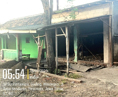 Salah satu bangunan liar yang masih membangun, di depan SPBU Winongan, tidak ada penindakan sama sekali dari SDA/TR Kabupaten Pasuruan (Dok. Harianjatim.id)