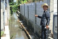 H. Misto Leo Faisal saat sidak bangunan liar di Winongan  (Dok. Harianjatim.id)