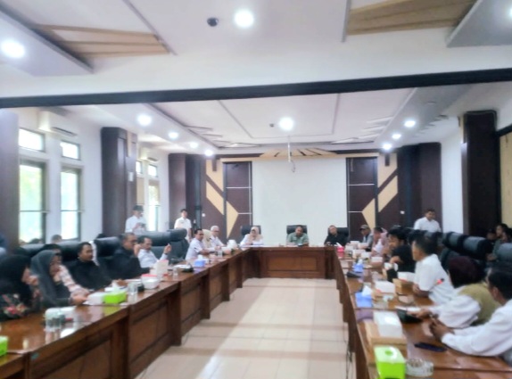 Situasi Aktivis PPA saat Audensi di Gedung DPRD Kabupaten Pasuruan, Terkait Pelecehan Seksual terhadap anak di bawah umur, Desa Kayukebek, Tutur (Dok. Harianjatim.id)