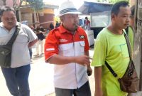 Bupati LIRA Kabupaten Pasuruan, sekaligus tokoh masyarakat Masangan,  Moeslem dan beberapa LSM lainnya saat ikut Sidak ke rumah yang diduga menjadi tempat produksi miras  (Dok. Harianjatim.id)