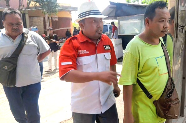 Bupati LIRA Kabupaten Pasuruan, sekaligus tokoh masyarakat Masangan,  Moeslem dan beberapa LSM lainnya saat ikut Sidak ke rumah yang diduga menjadi tempat produksi miras  (Dok. Harianjatim.id)