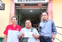 Misbahul Munir Ketua Umum LSM Gajah Mada Nusantara bersama tim kuasa hukumnya Resmi Laporkan Ismail Makky ke Polres Pasuruan (Dok.Harianjatim.id)