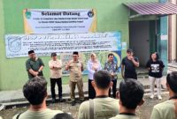 Tim Dinas Peternakan Kabupaten Pasuruan foto bareng bersama juru sembelih (Dok. Harianjatim.id)