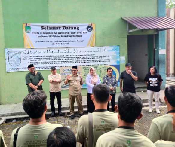 Tim Dinas Peternakan Kabupaten Pasuruan foto bareng bersama juru sembelih  (Dok. Harianjatim.id)
