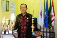 K3S SDN kecamatan Ngoro, Mashuri SPd.saat angkat piala juara lomba (Dok. Harianjatim.id)