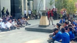 Gabungan Mahasiswa Gelar Aksi Damai di halaman DPRD Kabupaten Pasuruan (Dok. Harianjatim.id)