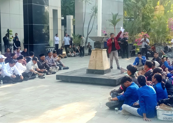 Gabungan Mahasiswa Gelar Aksi Damai di halaman DPRD Kabupaten Pasuruan (Dok. Harianjatim.id)