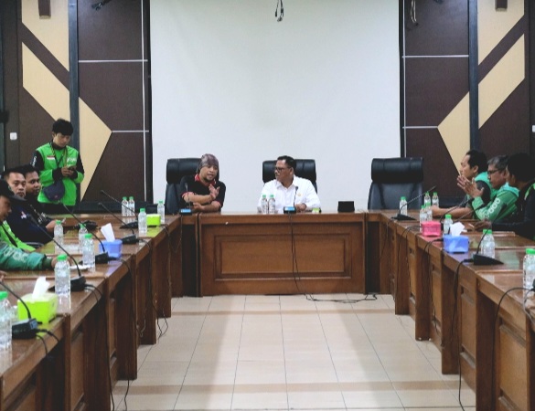 Ketua DPRD Kabupaten Pasuruan, Samsul Hidayat Terima langsung saat Driver Online sampaikan aspirasinya (Dok. Harianjatim.id)