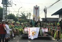Kepala Desa Legok, Nursalam SE, saat melepas peserta pertama Festival Budaya Nusantara Dusun Legok (Dok. Harianjatim.id)
