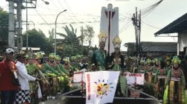 Kepala Desa Legok, Nursalam SE, saat melepas peserta pertama Festival Budaya Nusantara Dusun Legok (Dok. Harianjatim.id)