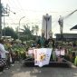 Kepala Desa Legok, Nursalam SE, saat melepas peserta pertama Festival Budaya Nusantara Dusun Legok (Dok. Harianjatim.id)