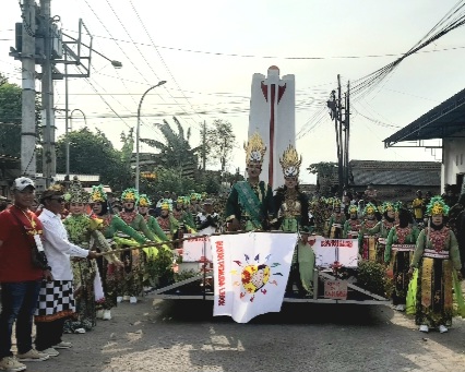 Kepala Desa Legok, Nursalam SE, saat melepas peserta pertama Festival Budaya Nusantara Dusun Legok (Dok. Harianjatim.id)