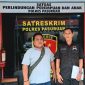 Ketua LSM Gajah Mada Nusantara,  Misbakhul Munir didampingi Wahyu Nugroho saat habis diperiksa penyidik dari Resmob Polres Pasuruan (Dok. Harianjatim.id)