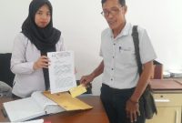 Dewan Pengawas YLBH Sarana Keadilan Rakyat, Fajar Kustanto saat menyerahkan Surat Kepada Sekpri Bupati Pasuruan (Dok. Harianjatim.id)
