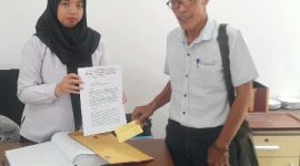 Dewan Pengawas YLBH Sarana Keadilan Rakyat, Fajar Kustanto saat menyerahkan Surat Kepada Sekpri Bupati Pasuruan (Dok. Harianjatim.id)